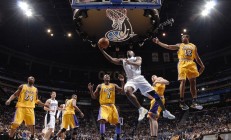 开云足球直播-骑士血拼上海队，库里在年度焦点之战接管比赛，跨越时空的篮球史诗