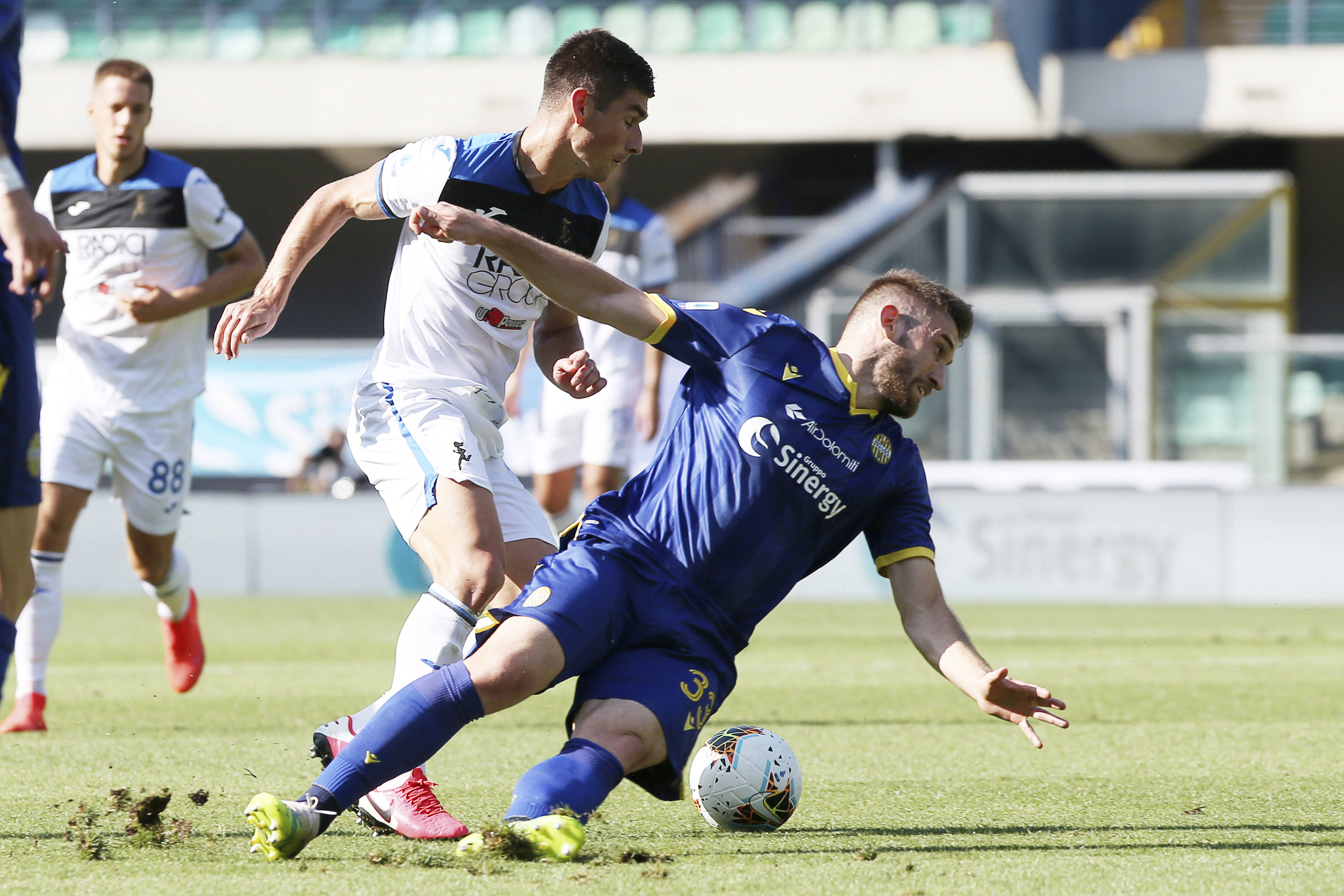 意甲比赛中球员们的拼尽全力