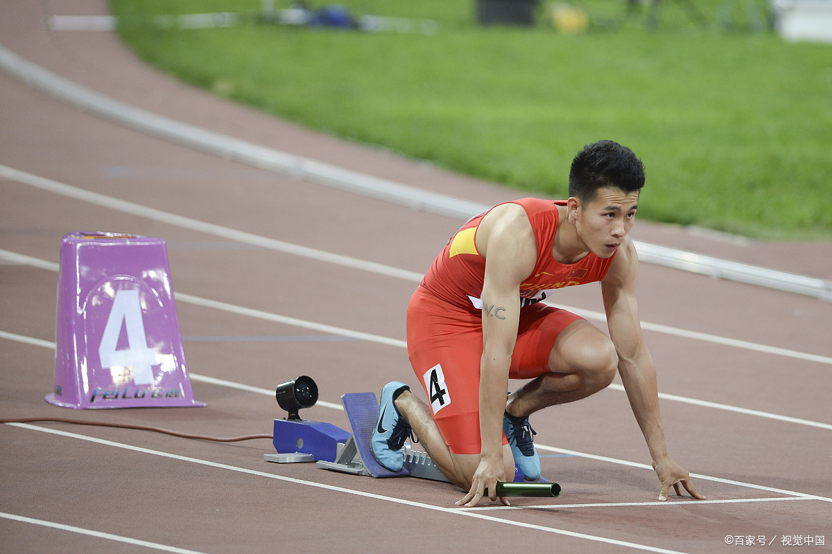 运动员在跳远项目中取得突破性进步