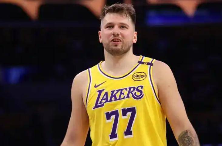 包含波黑队战平希腊，晋级形势不明的词条