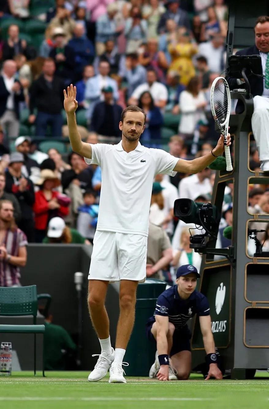 包含英国网球队碾压澳大利亚网球队，梅德韦杰夫制霸全场的词条