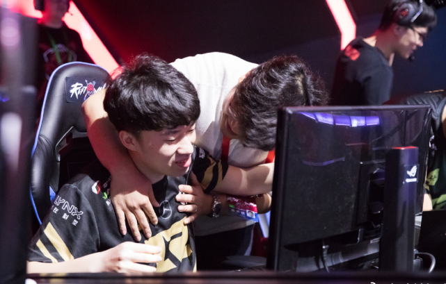 包含FLY险胜FNC，Uzi三分雨点燃全场的词条