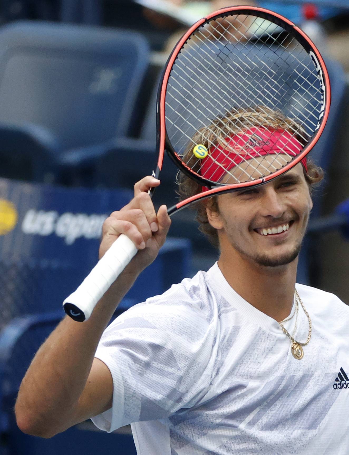 关于世界网球队险胜美国网球队，兹维列夫高光表现的信息